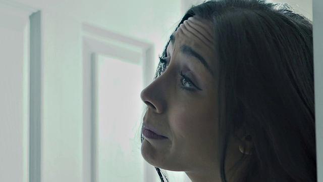 батюшка соблазнился гладкой киской и игривыми ножками