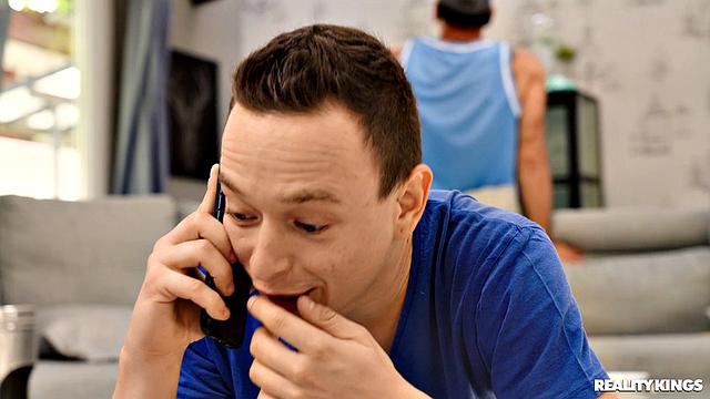 Поймай кайф после вечеринки: трахни подругу соседа, пока он не видит!