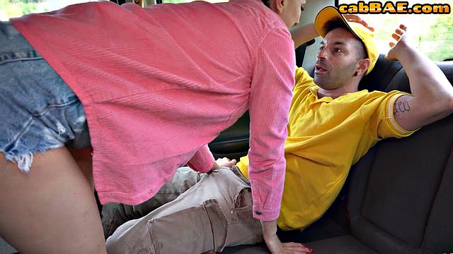 Cumthirsty babe cockriding hard in car