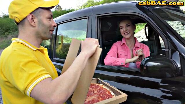 Cumthirsty babe cockriding hard in car