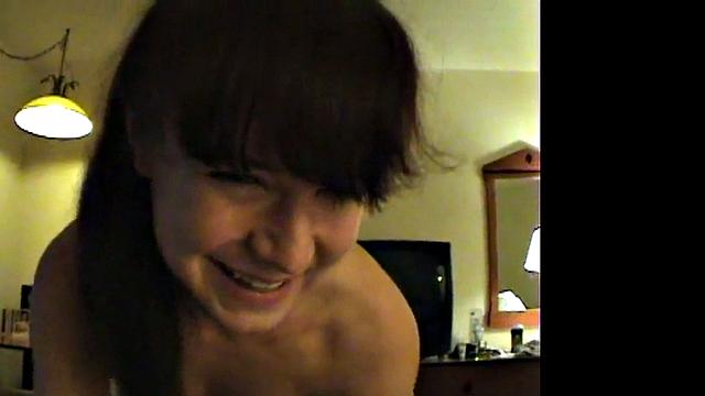 смотри как аннабель сосет и дрочит большой член крупным планом