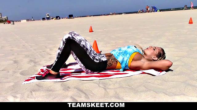 блонда-качок после фитнеса сосёт и трахается с тренером