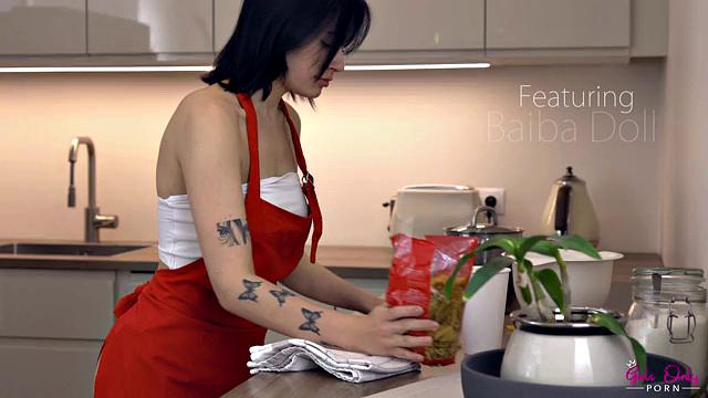 кулинария по-взрослому: две подружки устроили лизательный марафон