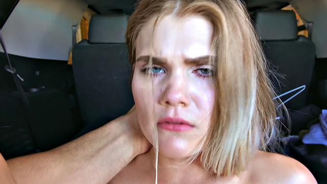 брук катается на большом члене, пока её татуированная киска сияет в машине