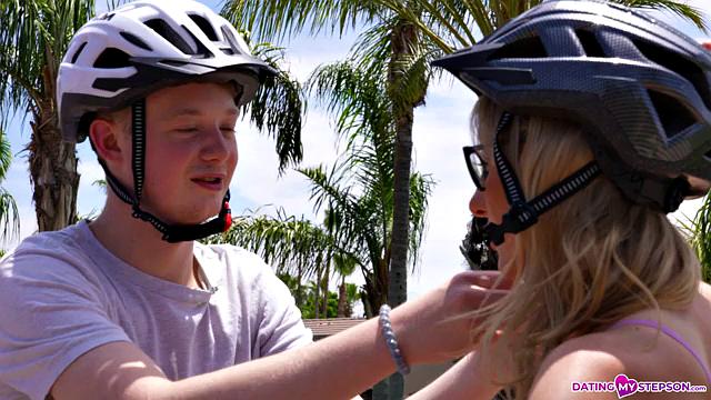 зрелая блондинка кристал кларк соблазняет пасынка подруги на улице