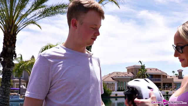 зрелая блондинка кристал кларк соблазняет пасынка подруги на улице