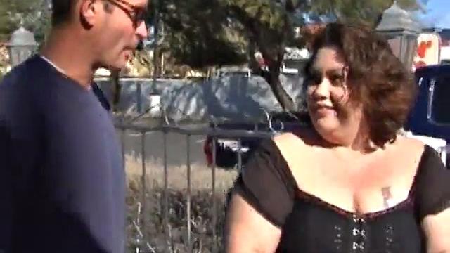 Пышка Лайла (Лейла) ползает по кровати за толстым членом