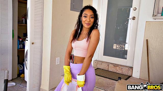 Sarah Lace Cleans Well