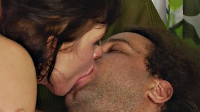 Девушка врывается и жёстко трахает парня страпоном дома