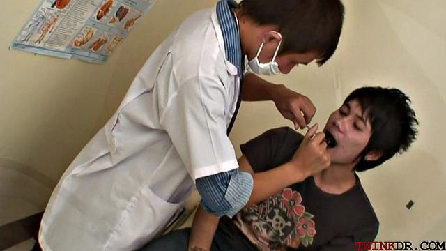 Азиатский доктор решил проверить пациента голым способом и не стесняется шутить во время работы - гей-эротика для настоящих ценителей иронии.
