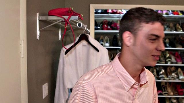 тифф наннистер берет на пробу татуированного паренька, которого советовала его мама