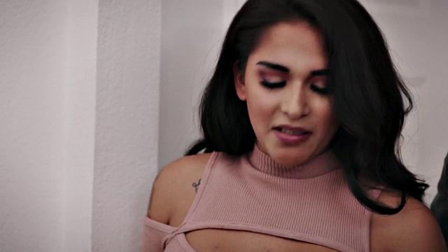 Curvy trans sucks bf before sex in erotic couple