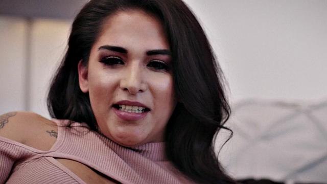 Curvy trans sucks bf before sex in erotic couple