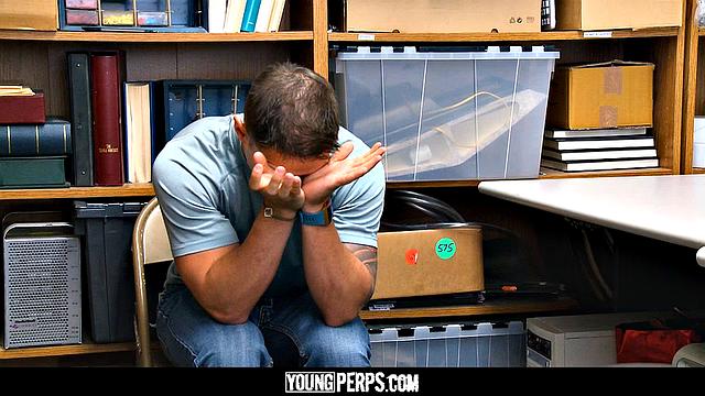 дрочил на трусики, а теперь отрабатывает у охранника