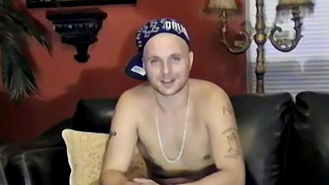 Джейсон поднимает ноги и даёт своему члену по-настоящему расслабляться