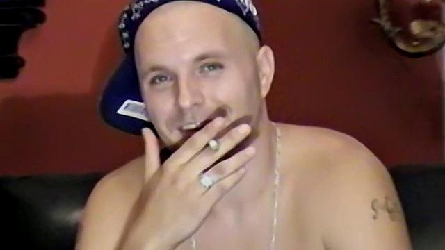 Джейсон поднимает ноги и даёт своему члену по-настоящему расслабляться
