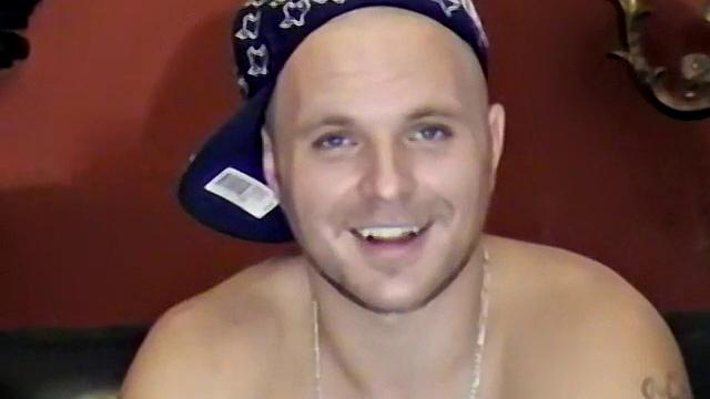 Джейсон поднимает ноги и даёт своему члену по-настоящему расслабляться