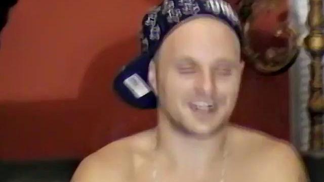 Джейсон поднимает ноги и даёт своему члену по-настоящему расслабляться