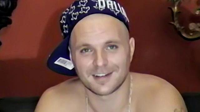 Джейсон поднимает ноги и даёт своему члену по-настоящему расслабляться