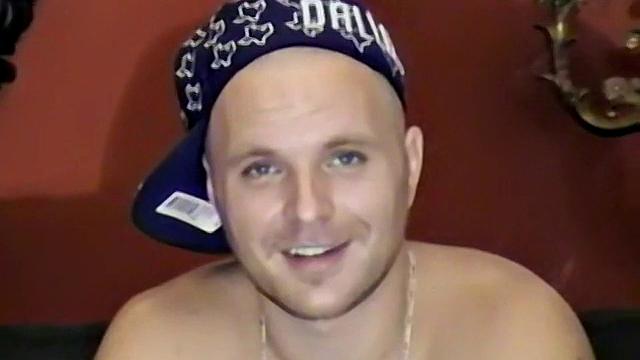 Джейсон поднимает ноги и даёт своему члену по-настоящему расслабляться