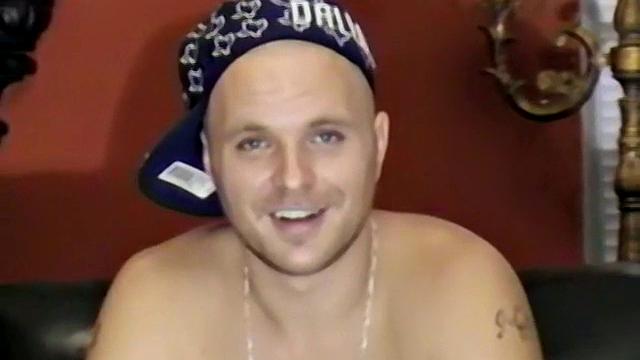 Джейсон поднимает ноги и даёт своему члену по-настоящему расслабляться