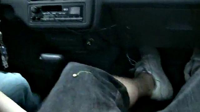 шальная брюнетка сосёт хер в тачке, потом доигрывает в лесу