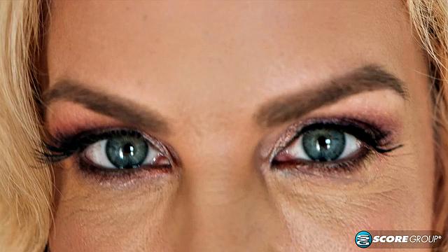 Taylor Leigh plugs her new book...and pussy!