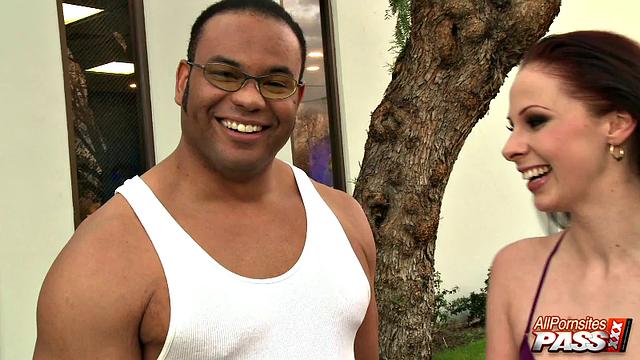 Gianna Seduces Beefcake In 4k