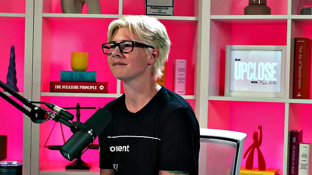 Solo Asian babe masturbates with vibrator till orgasm