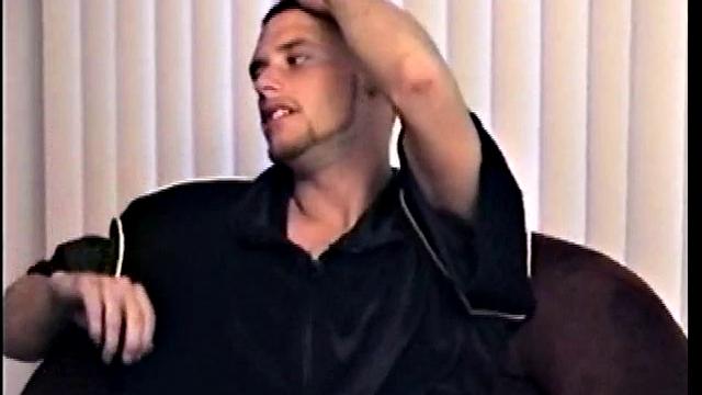 Парень дрочит другу и ловит сперму на камеру, гей-версия.