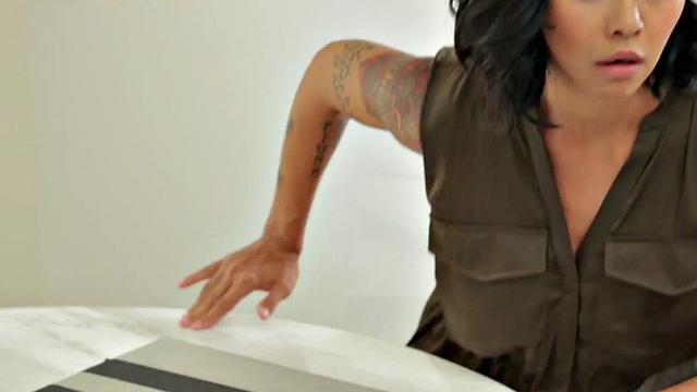 Dyke sluts fuck with huge sex toys while eating pussy