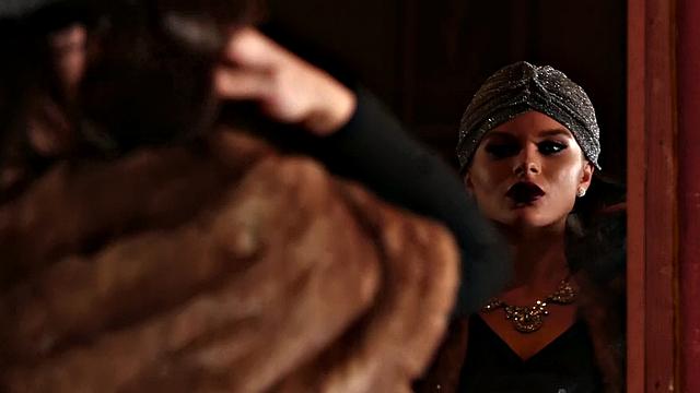 лана роудс дрочит гладкую киску на барной стойке