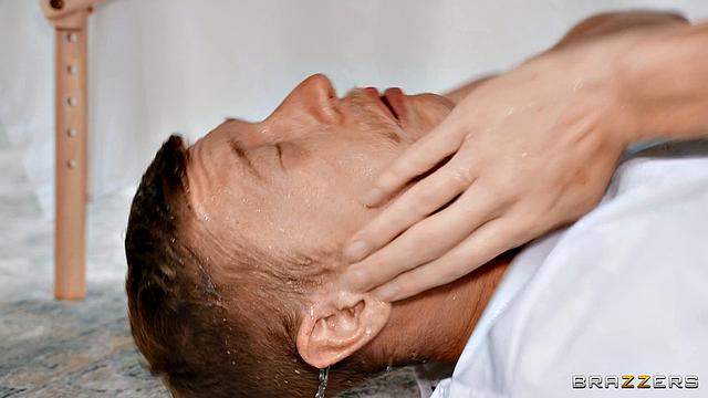 рыжая получает массаж и жёстко трахается с двумя мужиками