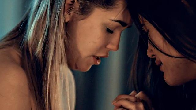 Asian enjoys passionate tribbing with her GF