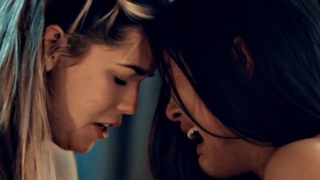 Asian enjoys passionate tribbing with her GF