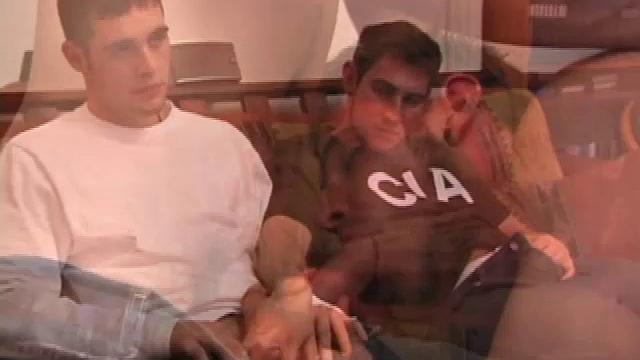 Бама и Дэмиан проверяют, у кого язык длиннее