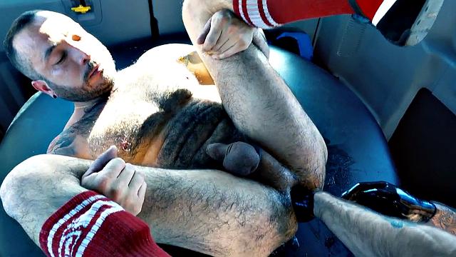 бородатый папаша ловит кулак от матерого перца в перчатках прямо в фургоне