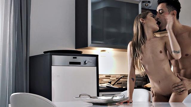 стройная брюнетка раздевается и трахается на кухне