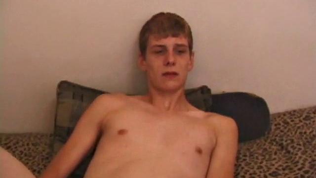 Смотри, как Skylerr дрочит свой член и кончает на камеру для парней.