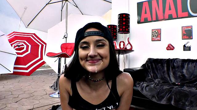 Элиза сосёт и принимает в жопу по-взрослому