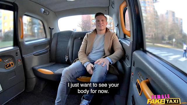 Брюнетка с маленькой грудью трахается с блондином Мартином в такси и кончает ему в рот