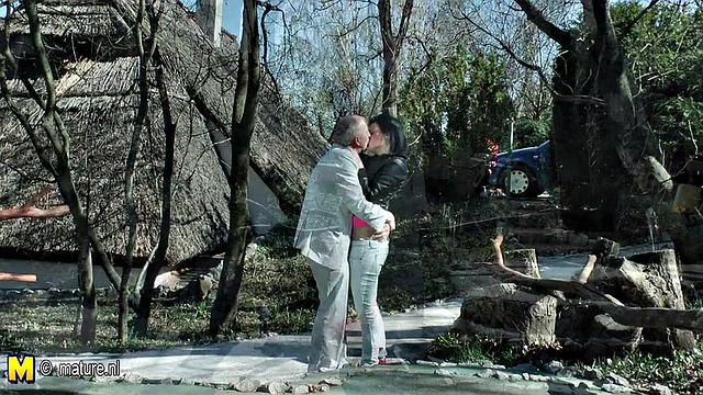 зрелая любовница трахается с мужиком на солнце