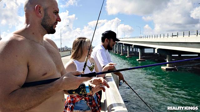 Ева Нюкс устраивает жаркий секс на пляже с другом парня и получает кремпай от JMac'a.