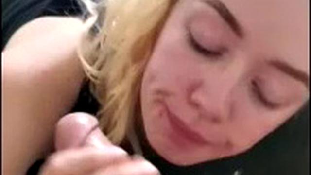 блондинка заглатывает так, будто хочет найти дно