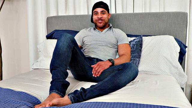 Debut muscled jock jerking off and cumming after casting