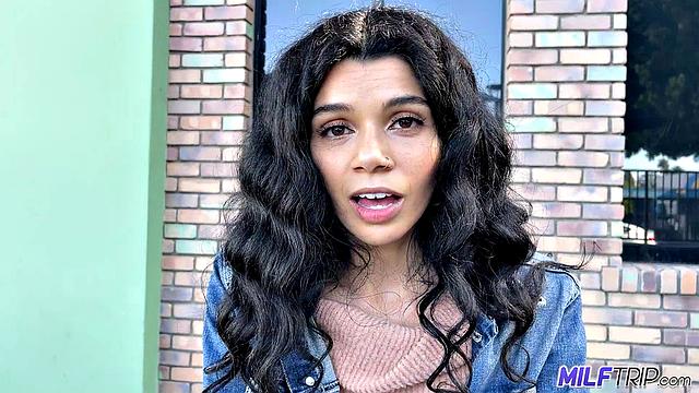 Взрослая парочка меняется партнерами и смеется над этим в постели.