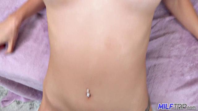 Взрослая парочка меняется партнерами и смеется над этим в постели.