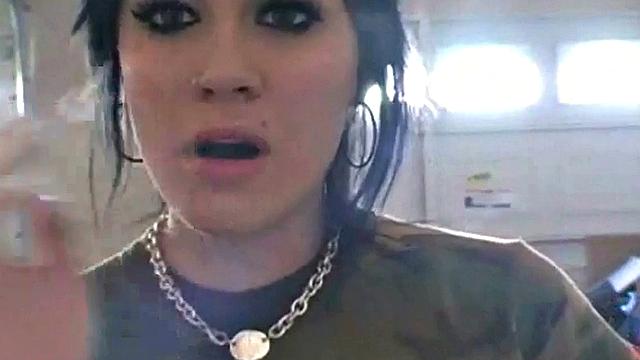 анди скрытно курит и соблазняет в туалете