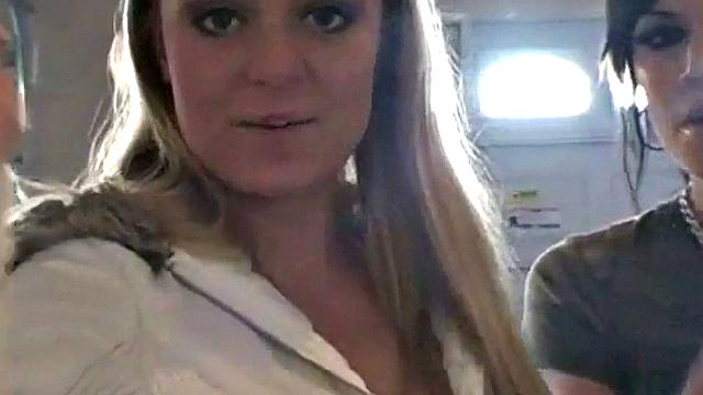 анди скрытно курит и соблазняет в туалете