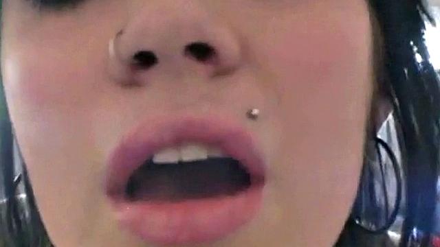 анди скрытно курит и соблазняет в туалете